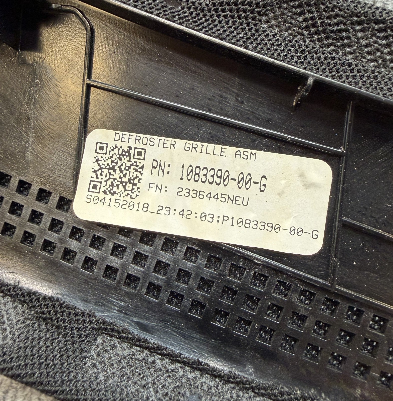 17-23 Model 3 Y Dash Instrument Panel Defroster Grille Upper Trim 1083390-00-G