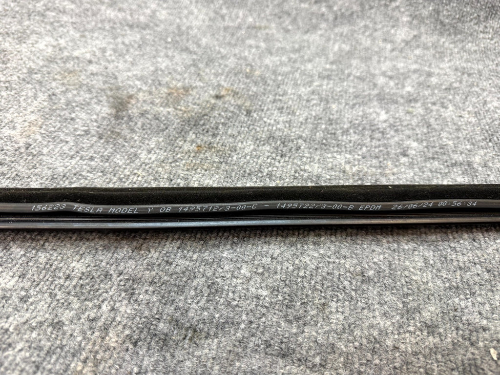 2020-2024 TESLA MODEL Y REAR LEFT SIDE DOOR WINDOW OUTER BELT SEAL OEM,149572200