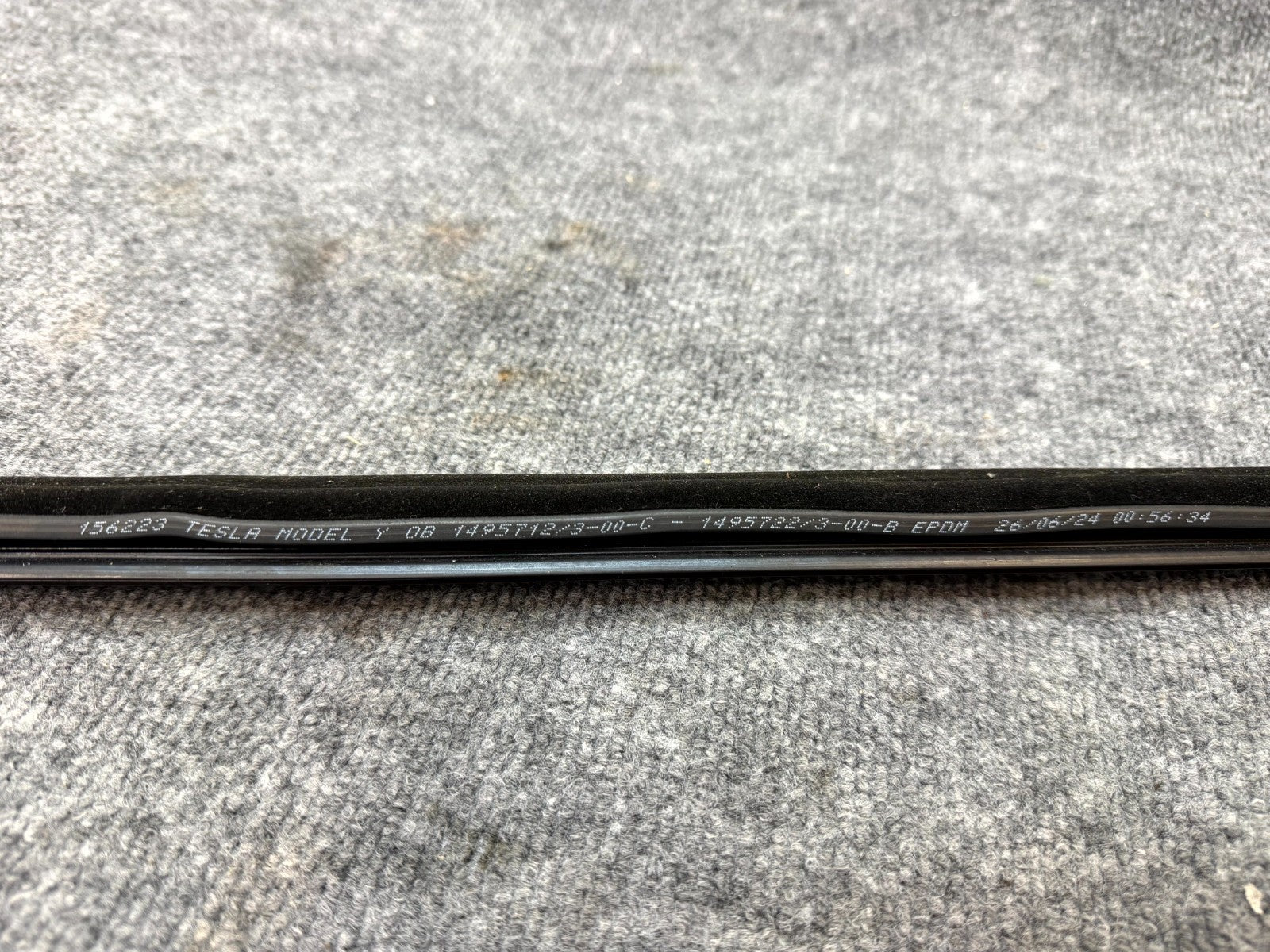 2020-2024 TESLA MODEL Y REAR LEFT SIDE DOOR WINDOW OUTER BELT SEAL OEM,149572200
