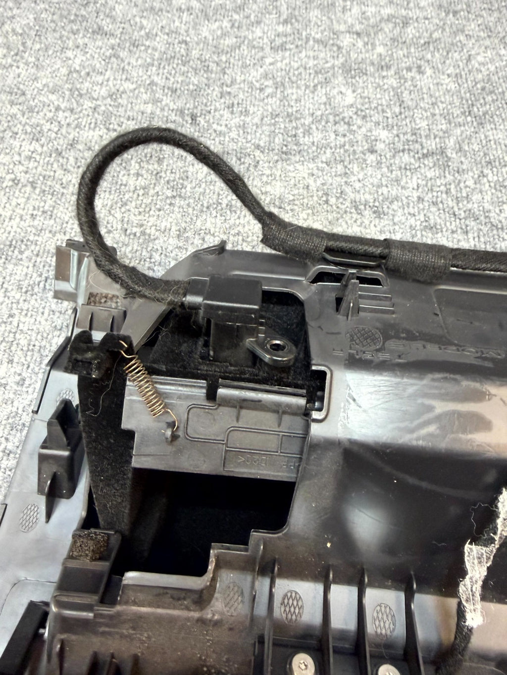 2020 - 2024 TESLA MODEL Y DASH GLOVE BOX COMPARTMENT STORAGE OEM, 1083331-00-A