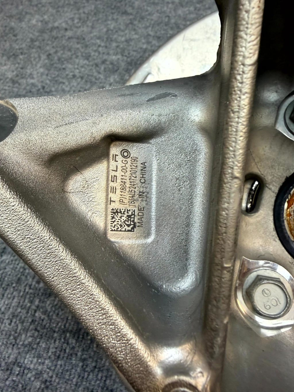 2020-2024 TESLA MODEL Y REAR LEFT SPINDLE KNUCKLE HUB & SHIELD OEM, 1188411-00-G