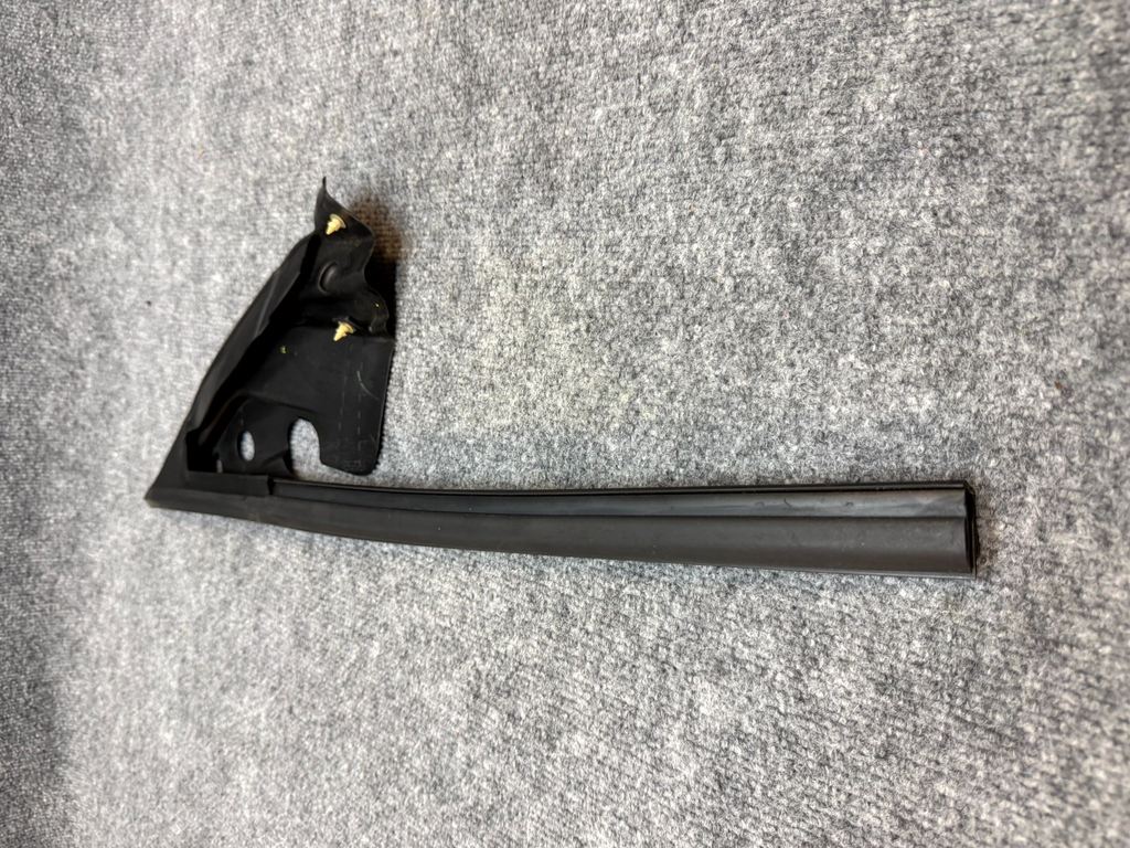 2020-2024 TESLA MODEL Y FRONT RIGHT SIDE RUN WEATHERSTRIP SEAL OEM, 1500067-00-C