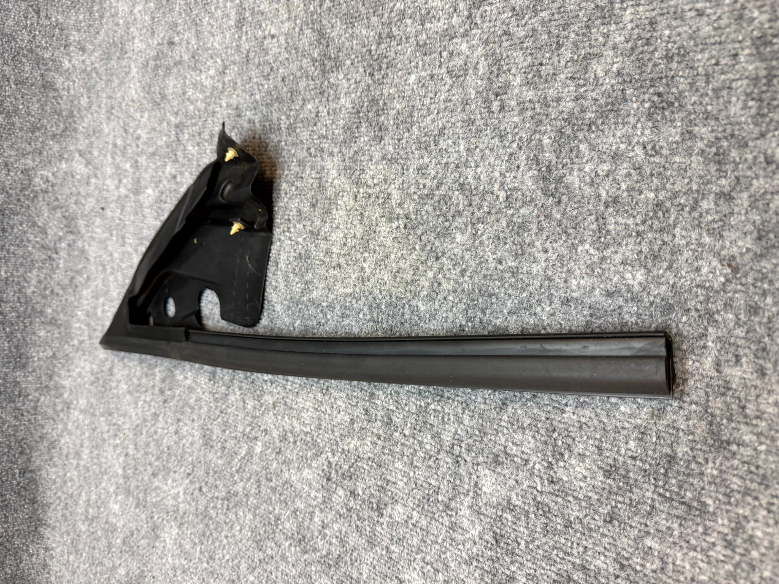 2020-2024 TESLA MODEL Y FRONT RIGHT SIDE RUN WEATHERSTRIP SEAL OEM, 1500067-00-C