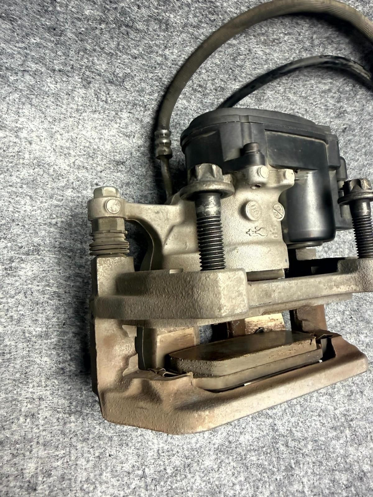 ♦️2017-2023 TESLA MODEL 3 Y REAR LEFT SIDE BRAKE CALLIPER OEM, 1044623-00-H