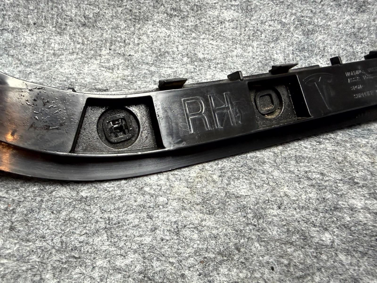 ♦️17-23 TESLA MODEL 3 RIGHT PASSENGER SIDE BUMPER WING BRACKET OEM, 1083991-00