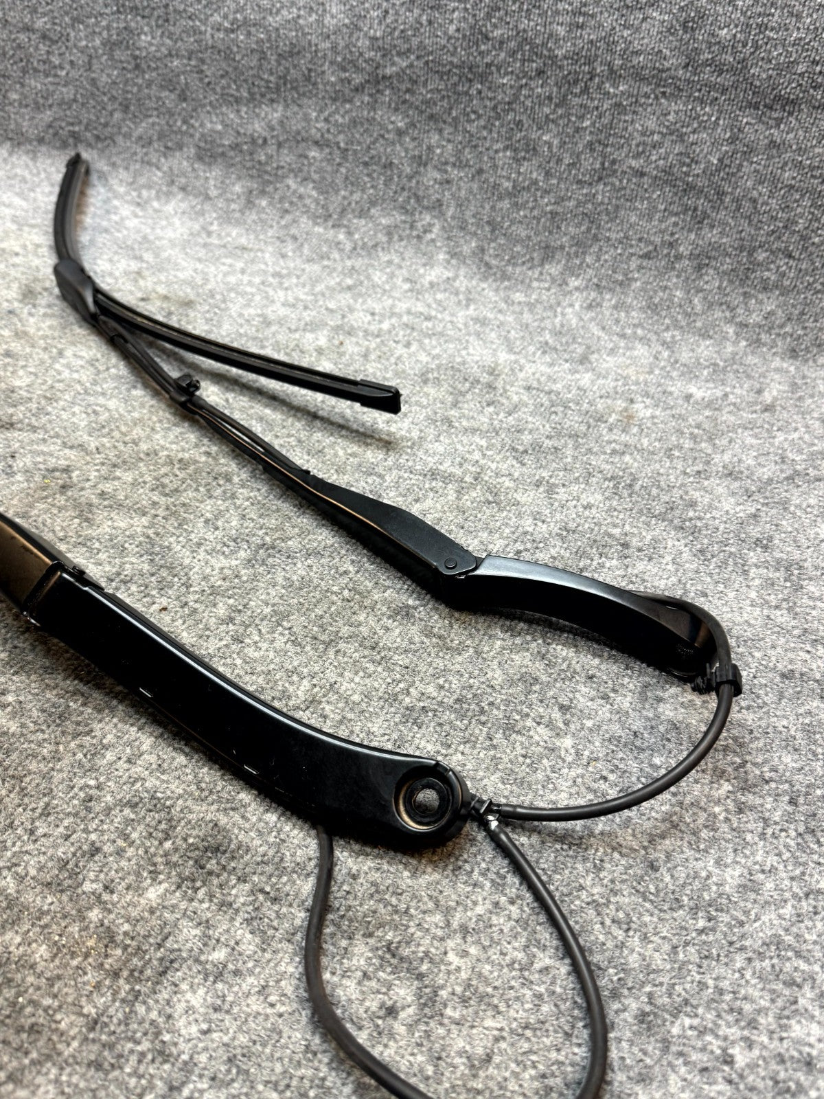 2020-2024 TESLA MODEL Y FRONT LEFT WINDSHIELD WIPER ARM BLADE OEM, 1658942-00-A