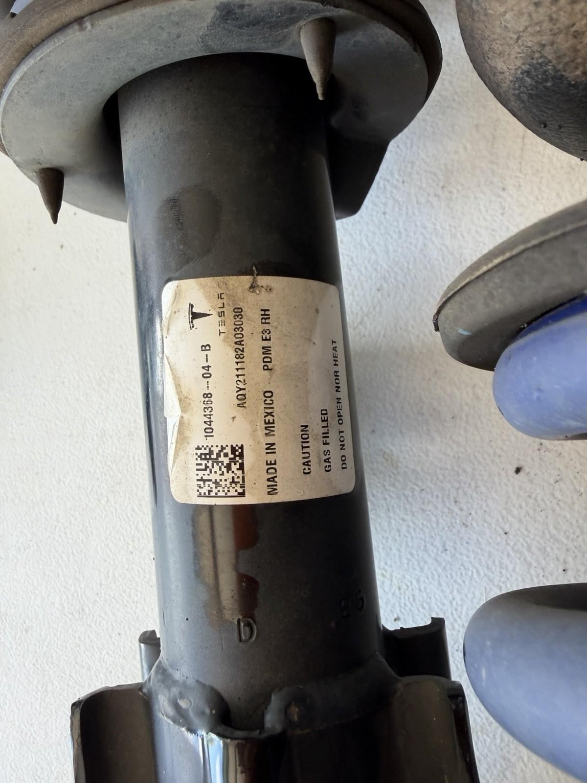♦️17-23 TESLA MODEL 3 FRONT RIGHT & LEFT SHOCK ABSORBER W/ SPRING OEM 118836800F