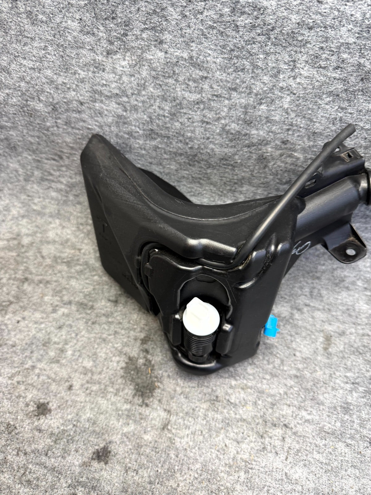 ♦️17-23 TESLA MODEL 3 WINDSHIELD WIPER WASHER FLUID RESERVOIR TANK OEM,109606200