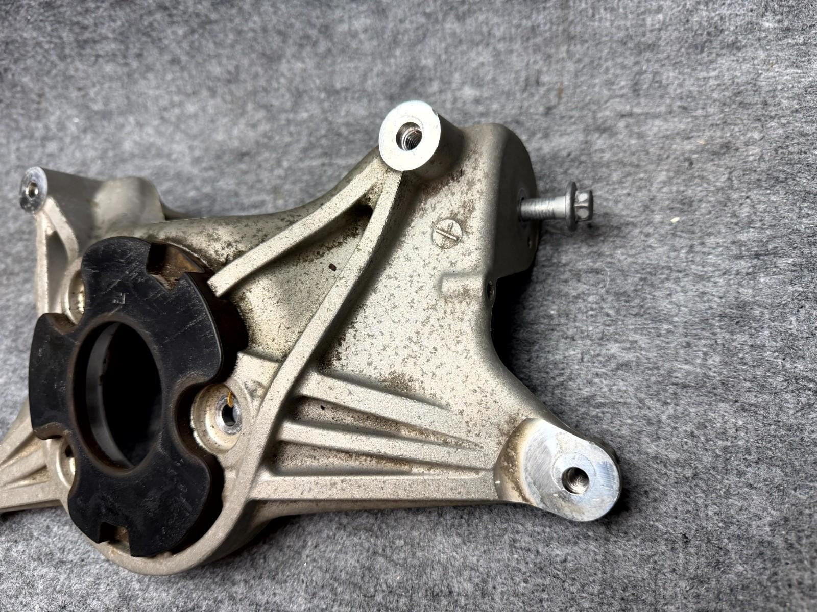 ♦️17 - 23 TESLA MODEL 3 FRONT RIGHT UPPER STRUT MOUNT BRACKET OEM, 1044037-00-C