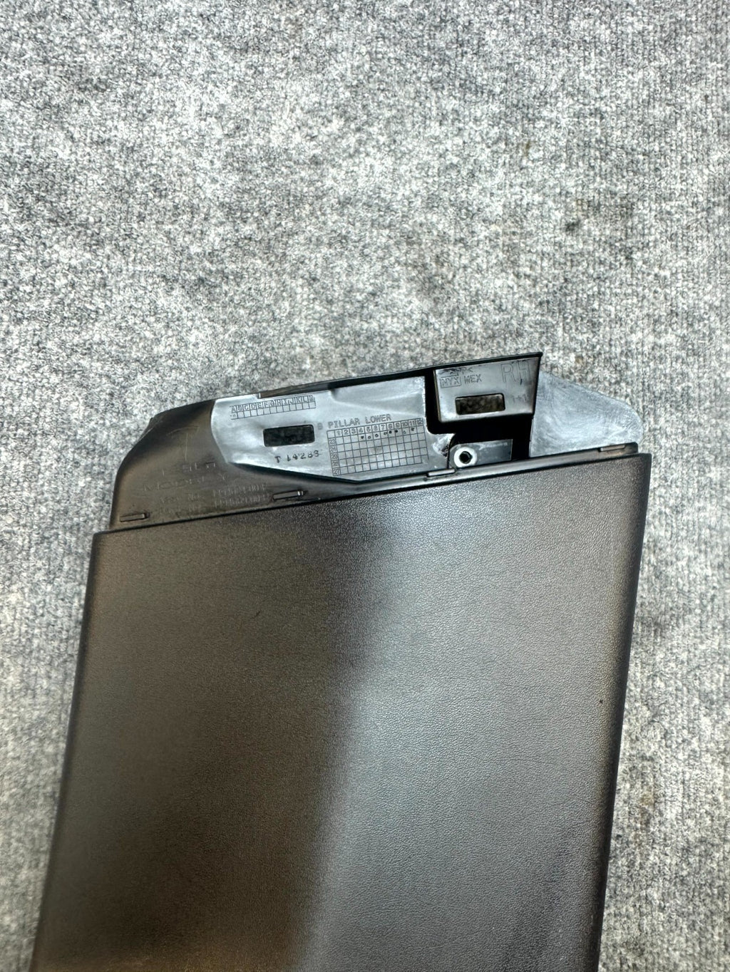 20-24 TESLA MODEL Y RIGHT SIDE B-PILLAR LOWER COVER TRIM PANEL OEM, 1494624-00-F