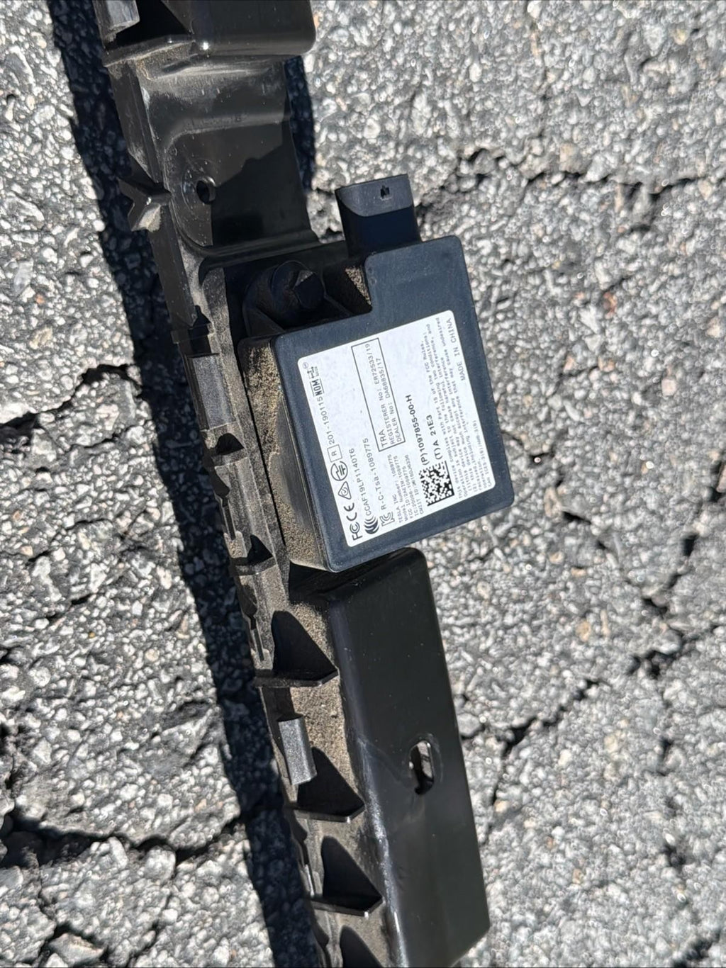 ♦️17-23 TESLA MODEL 3 REAR BUMPER CENTER SUPPORT MOUNT BRACKET OEM, 1083994-00-G