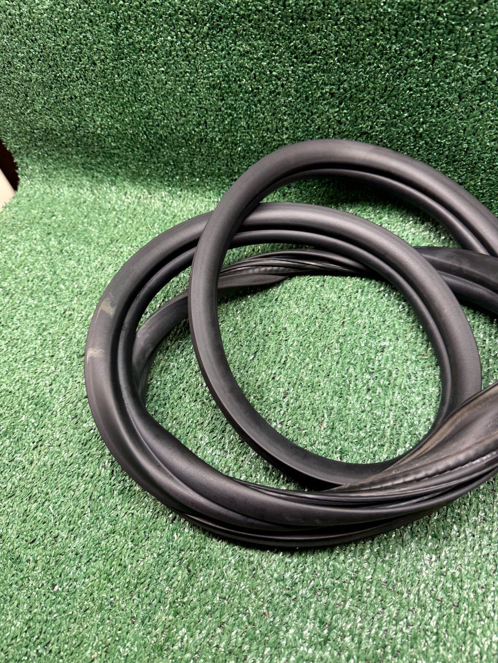 ♦️2020 - 2024 TESLA MODEL Y FRONT WEATHERSTRIP RUBBER SEAL OEM, 1497674-89-A