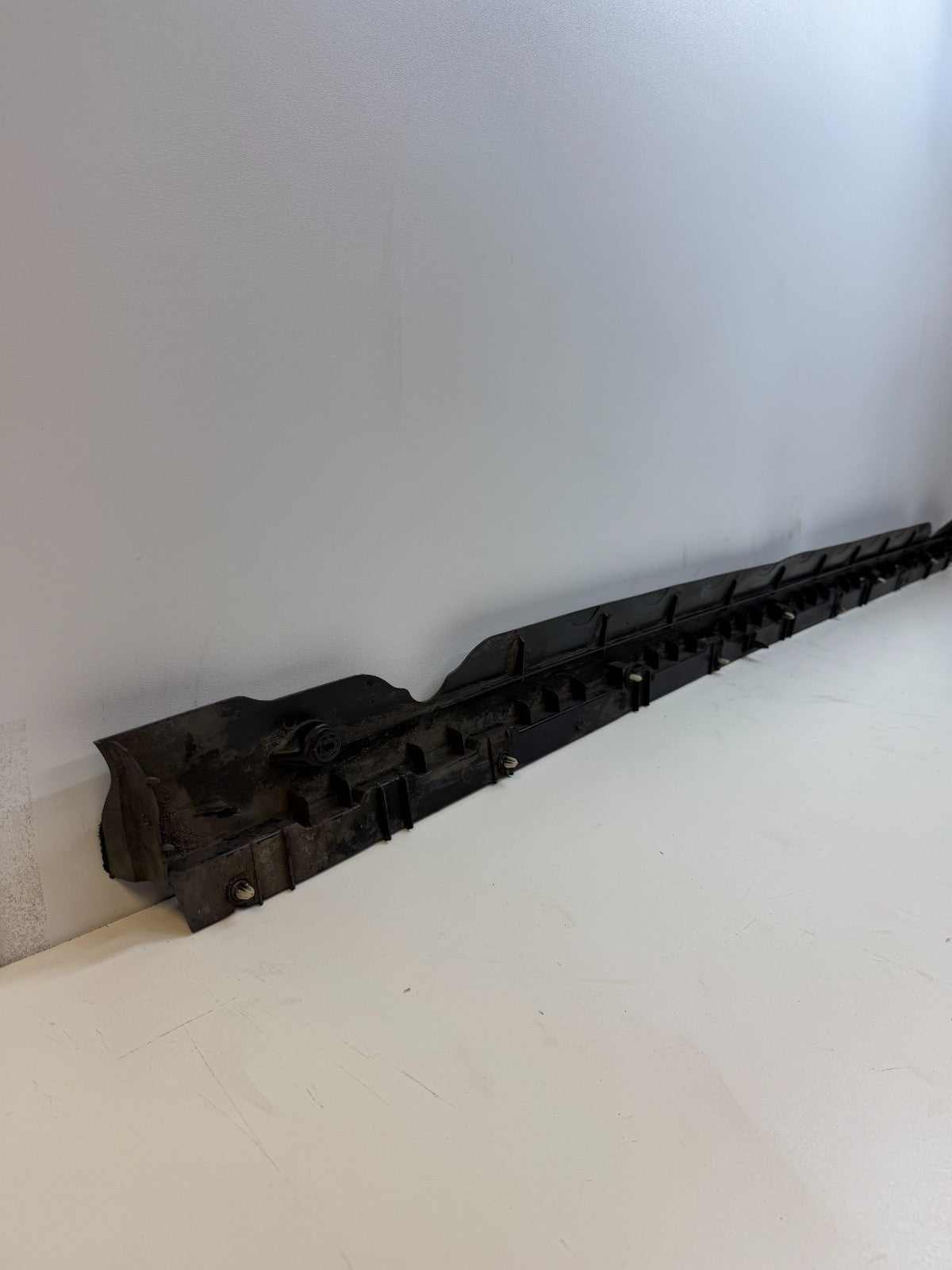 2020-24 TESLA MODEL Y RIGHT SIDE SKIRT ROCKER PANEL MOLDING CARRIER BRACKET