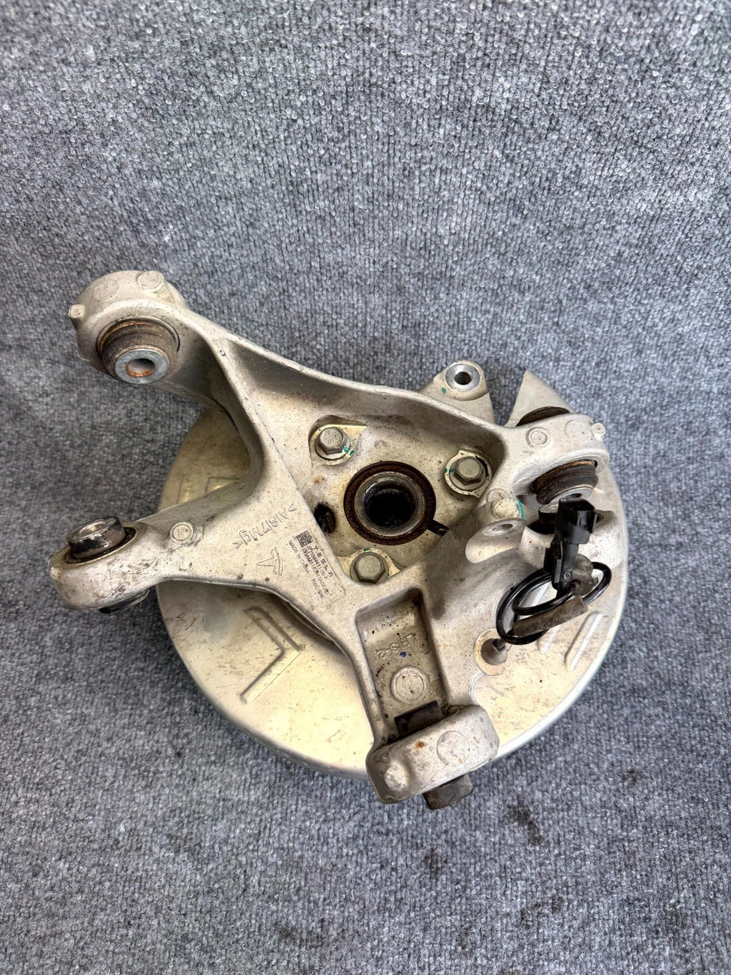 2017 – 2023 TESLA MODEL 3 REAR LEFT SUSPENSION KNUCKLE SPINDLE OEM, 1044411-00-F