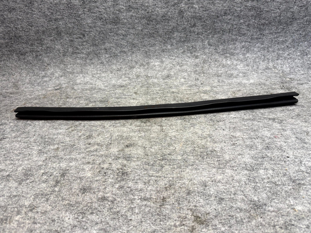 ♦️12-20 TESLA MODEL S REAR LEFT DOOR WINDOW WEATHERSTRIP SEAL OEM, 1038407-00-A