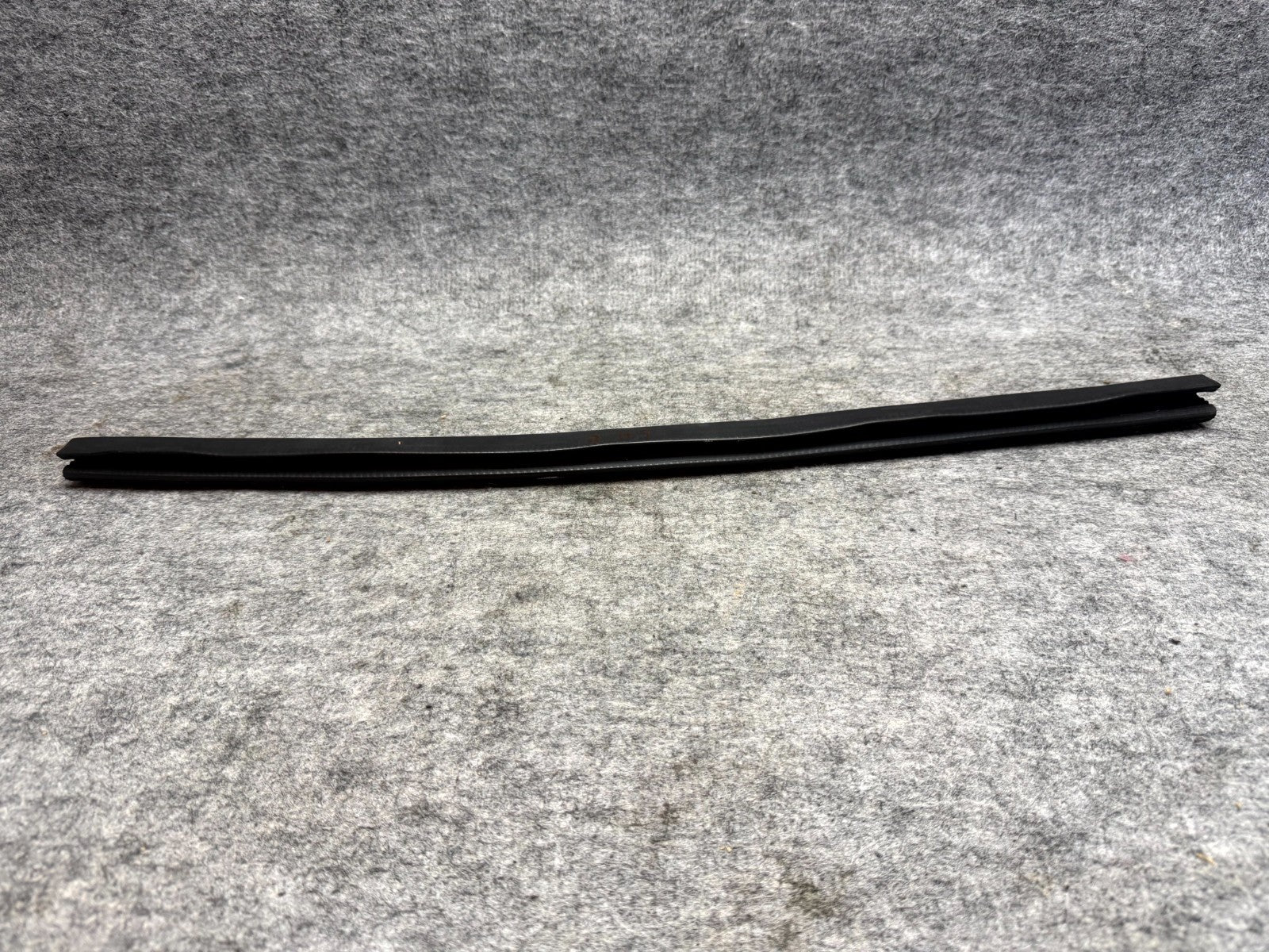 ♦️12-20 TESLA MODEL S REAR LEFT DOOR WINDOW WEATHERSTRIP SEAL OEM, 1038407-00-A