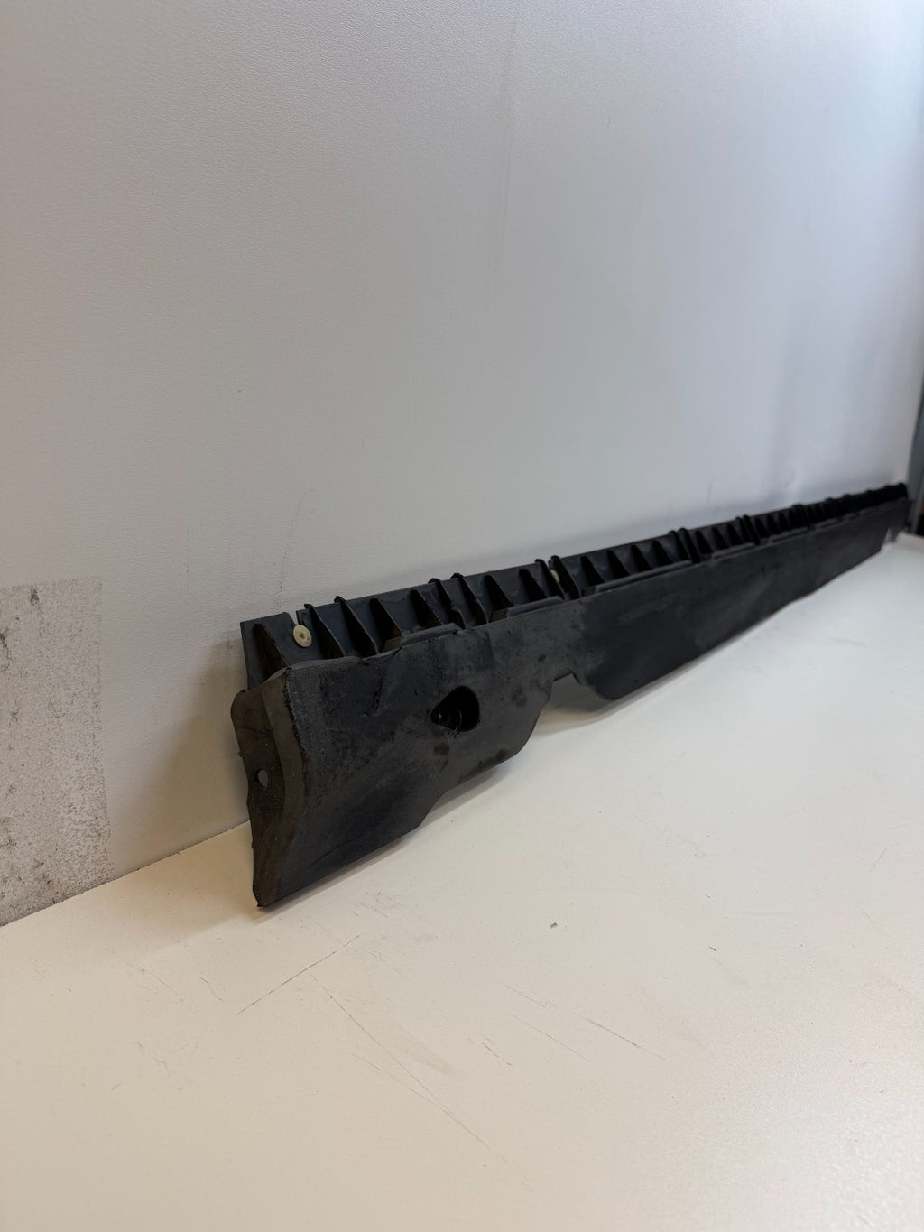 2020-24 TESLA MODEL Y RIGHT SIDE SKIRT ROCKER PANEL MOLDING CARRIER BRACKET
