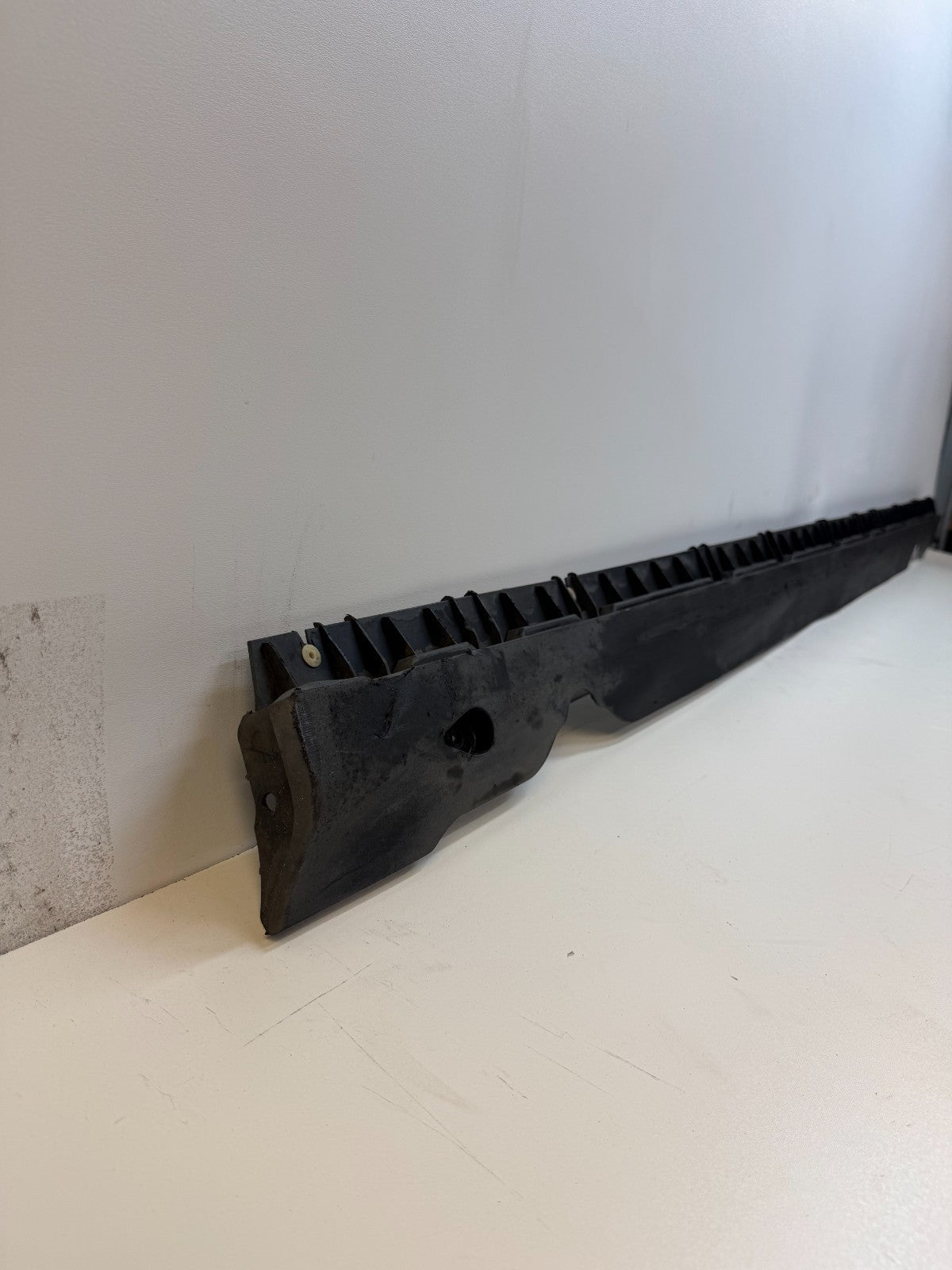 2020-24 TESLA MODEL Y RIGHT SIDE SKIRT ROCKER PANEL MOLDING CARRIER BRACKET