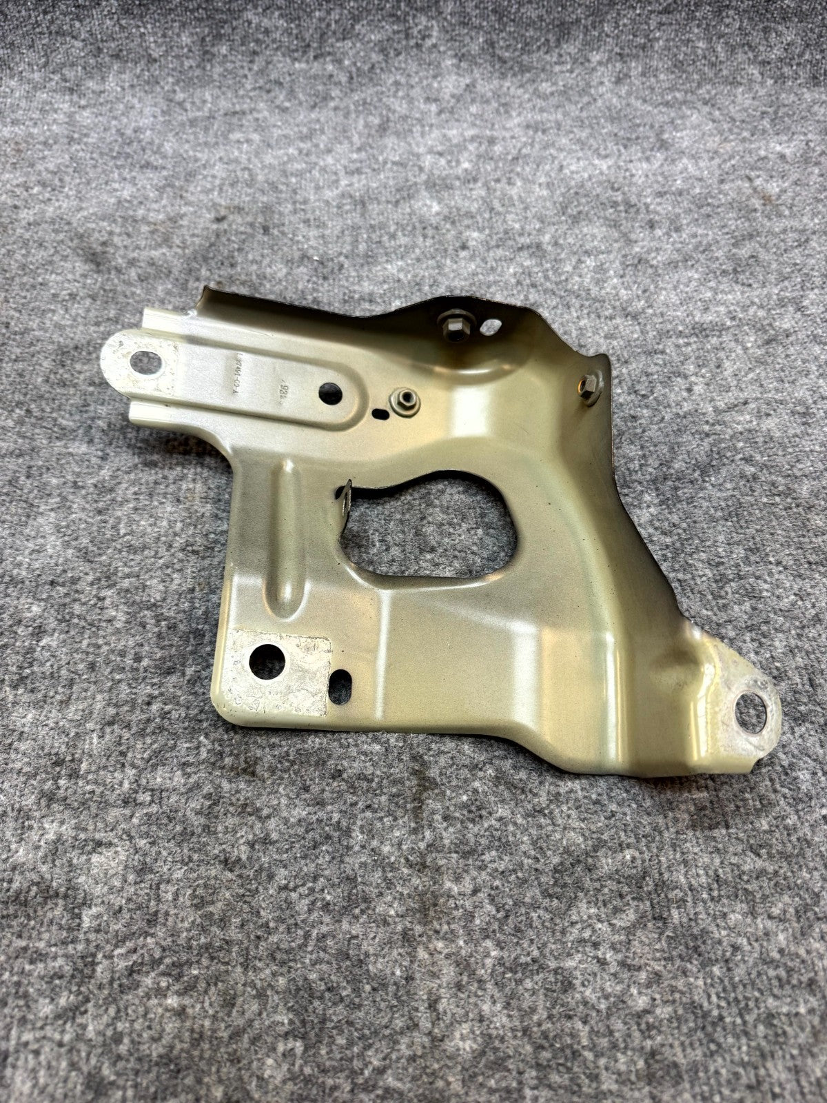 2020 - 2024 TESLA MODEL Y FRONT LEFT SIDE FENDER BRACKET OEM, 1487491-00-A