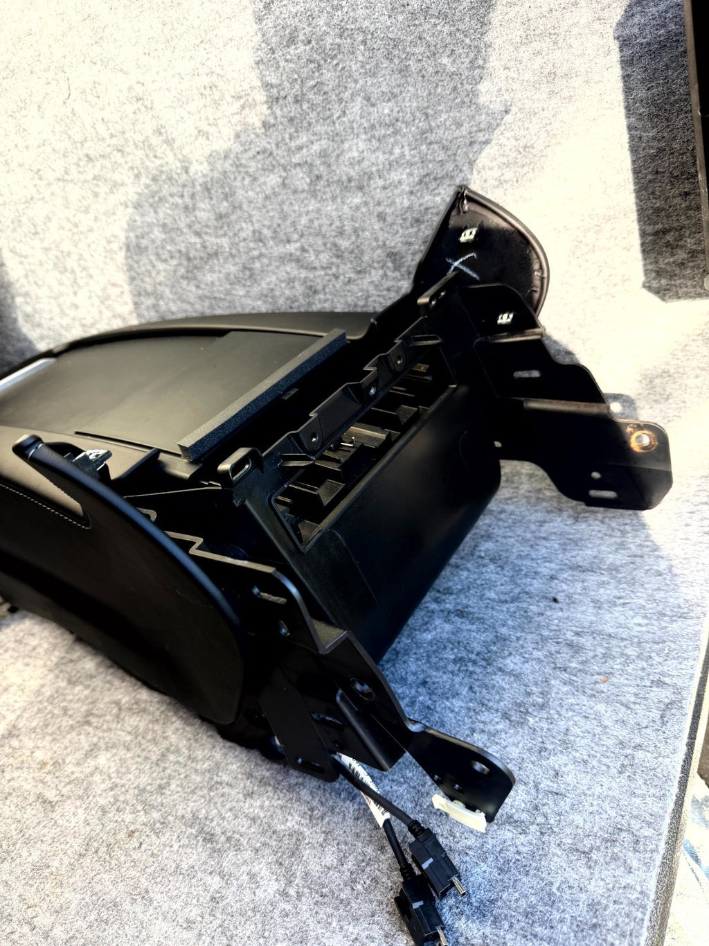 ♦️16–20 TESLA MODEL S CENTER CONSOLE ARMREST STORAGE ASSEMBLY OEM, 100481507D