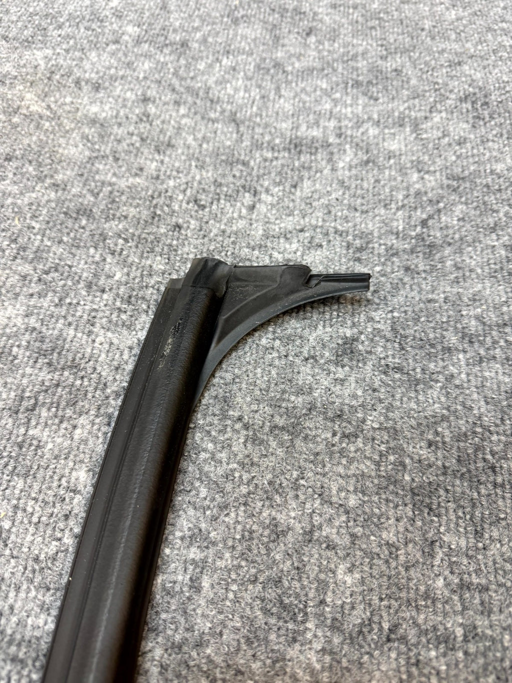 2020-2024 TESLA MODEL Y REAR RIGHT SIDE DOOR SEAL WEATHERSTRIP OEM, 1497714-00-D