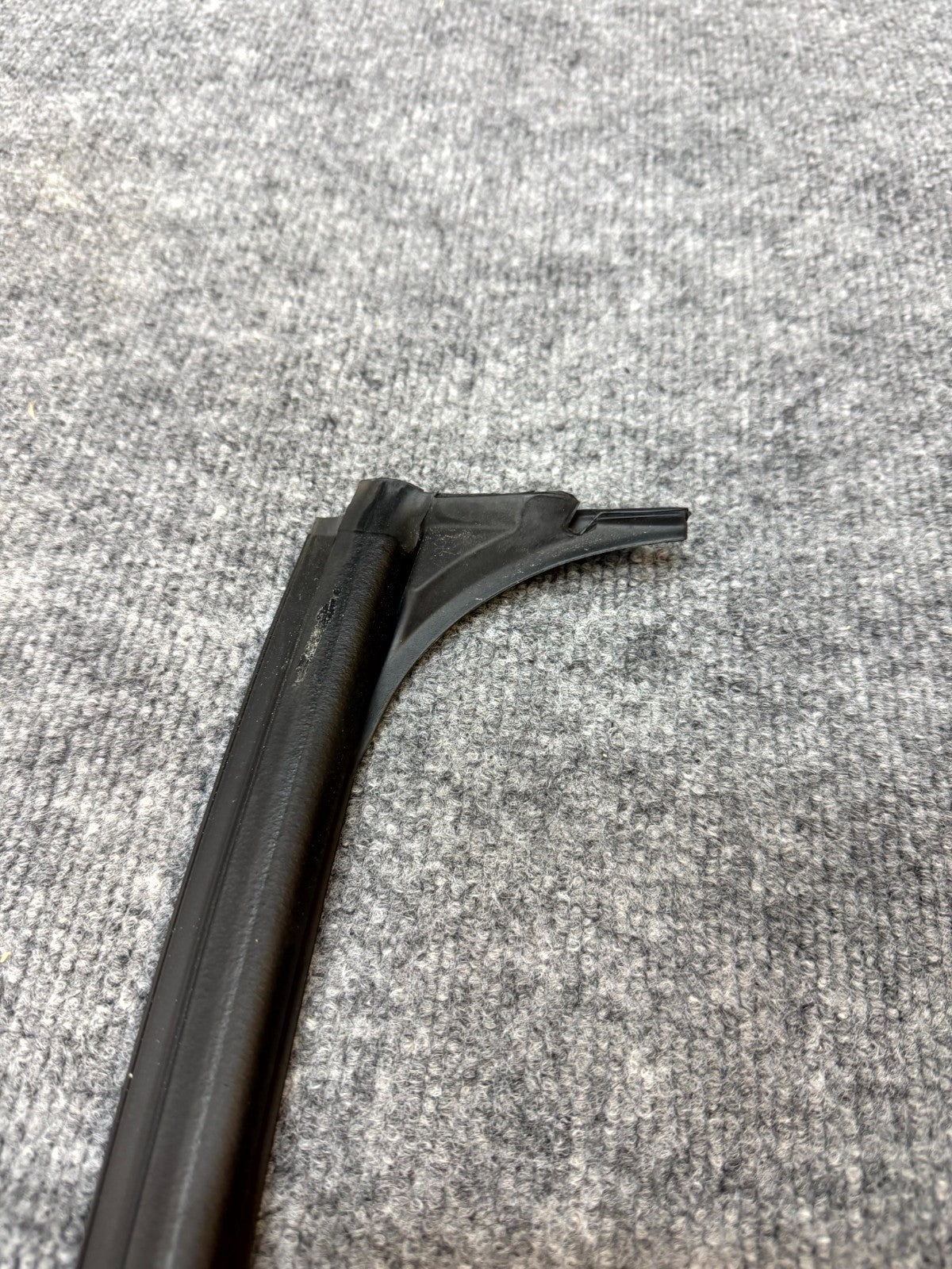 2020-2024 TESLA MODEL Y REAR RIGHT SIDE DOOR SEAL WEATHERSTRIP OEM, 1497714-00-D