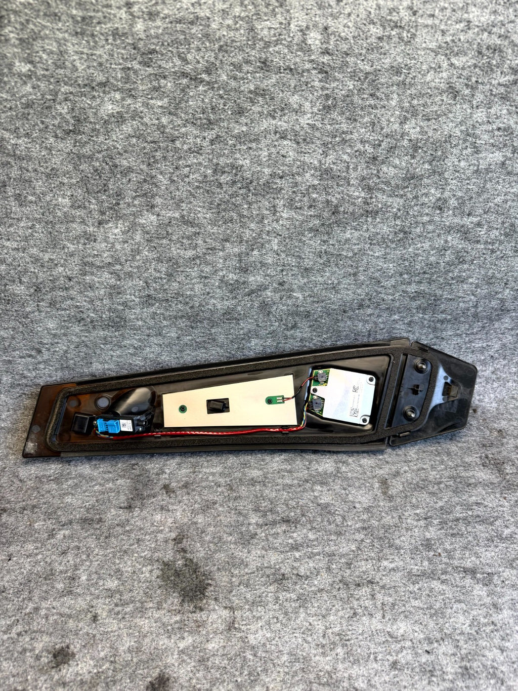 ♦️2017–2023 TESLA MODEL 3 LEFT SIDE B PILLAR APPLIQUE MOLDING OEM, 1098349-00-G