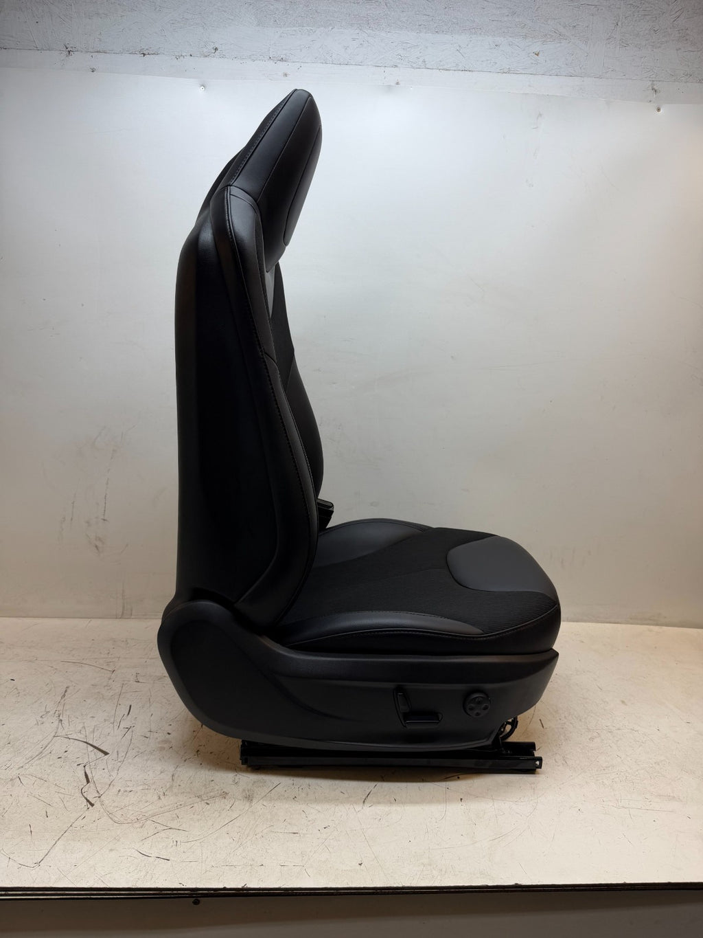 2016-2020 Tesla Model S Front Passenger Side Seat Black Cloth / Leather Right
