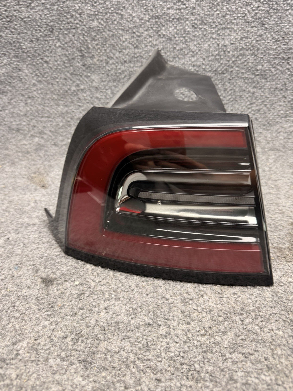 2020 - 2024 TESLA MODEL Y REAR LEFT DRIVER OUTER TAIL LIGHT OEM 1502086-00-D