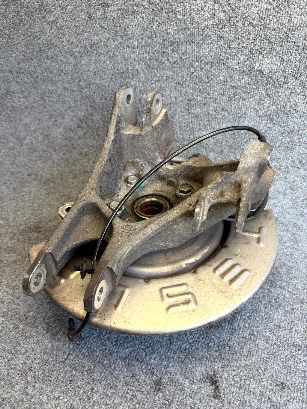 12–16 TESLA MODEL S REAR LEFT SPINDLE KNUCKLE HUB W/ DUST SHIELD OEM, 600643200A