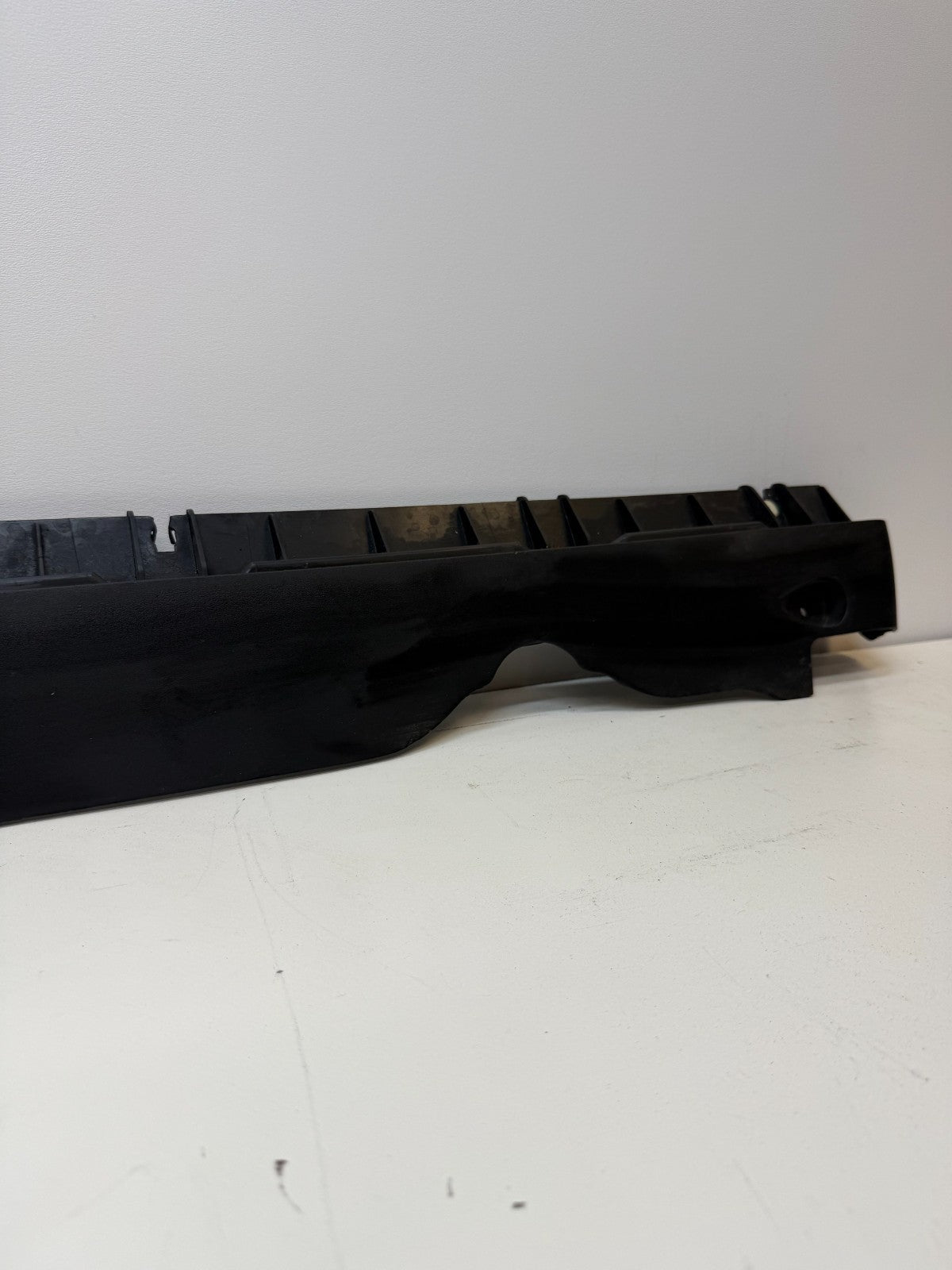 2020-24 TESLA MODEL Y RIGHT SIDE SKIRT ROCKER PANEL MOLDING CARRIER BRACKET