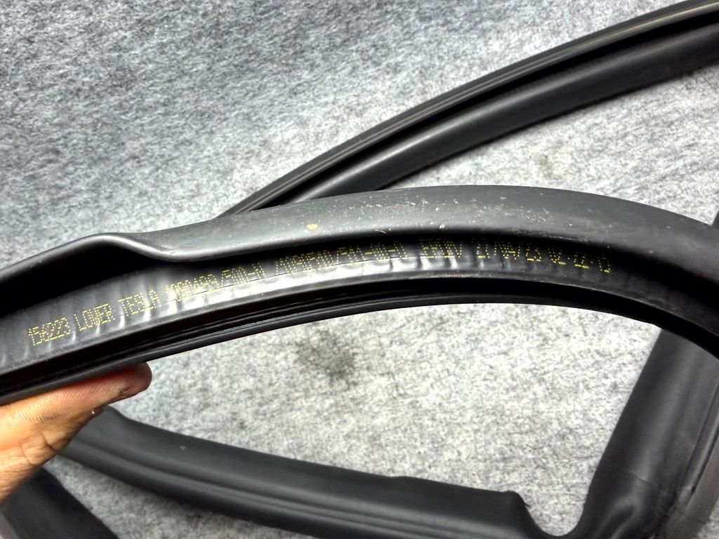 ♦️2017 - 2023 TESLA MODEL 3 FRONT LEFT BODY SEAL WEATHERSTRIP OEM, 1090510-00-O