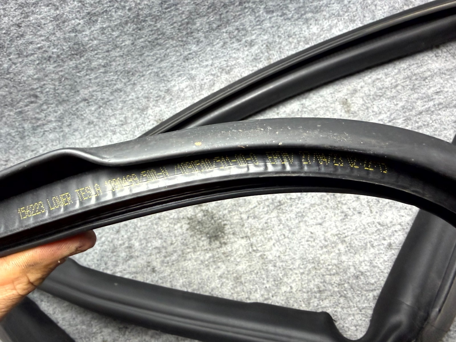 ♦️2017 - 2023 TESLA MODEL 3 FRONT LEFT BODY SEAL WEATHERSTRIP OEM, 1090510-00-O