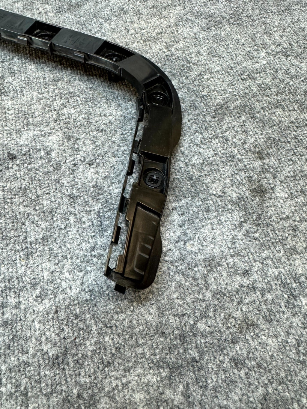 2017 - 2023 TESLA MODEL 3 REAR RIGHT SIDE BUPMER MOUNT BRACKET OEM, 1083991-00-K