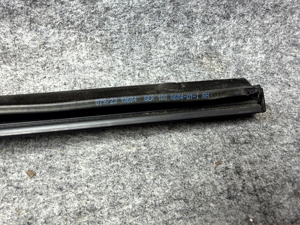 ♦️17-23 TESLA MODEL 3 FRONT RIGHT DOOR WINDOW OUTER BELT MOLDING OEM, 108068401I