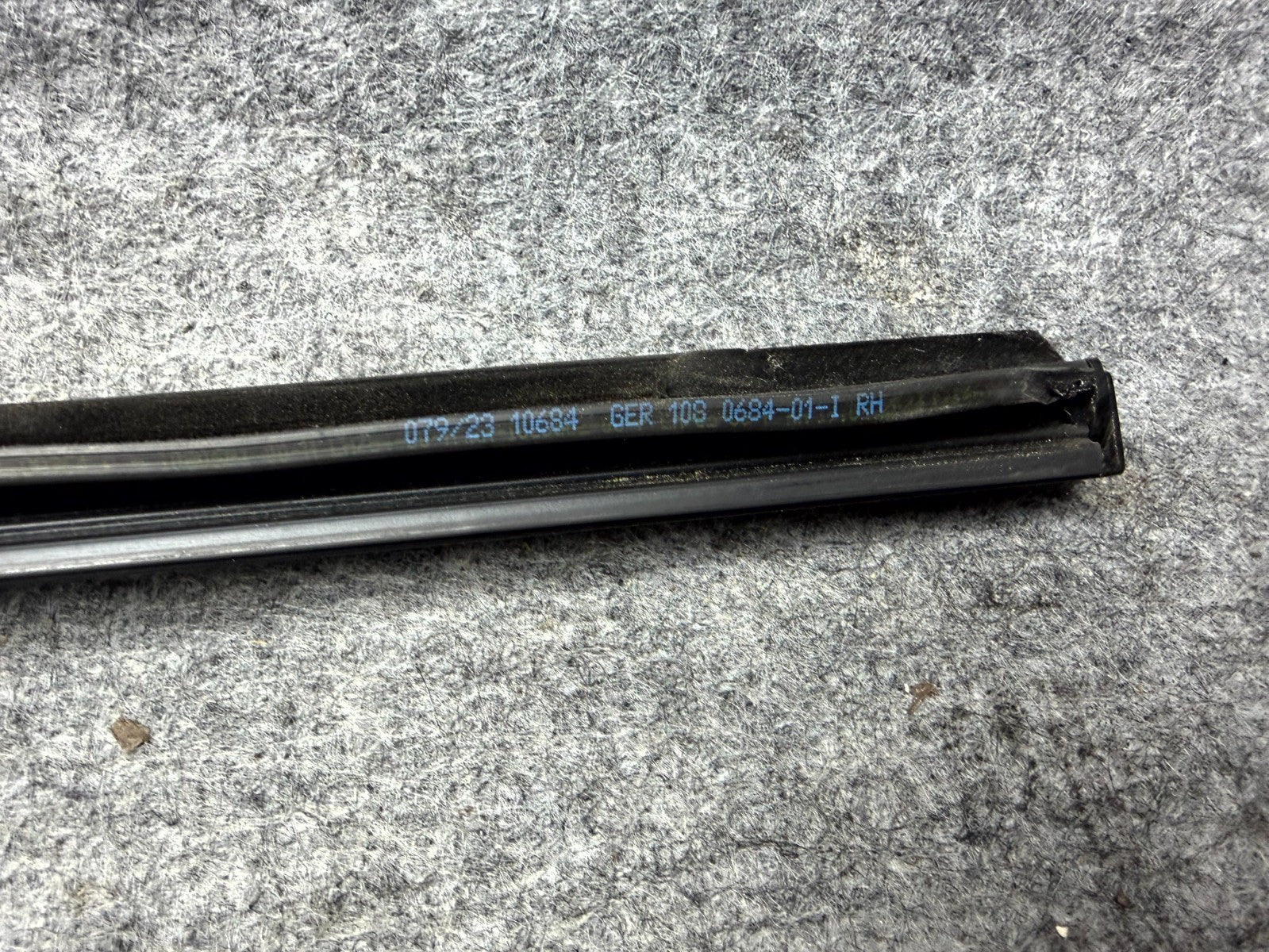 ♦️17-23 TESLA MODEL 3 FRONT RIGHT DOOR WINDOW OUTER BELT MOLDING OEM, 108068401I