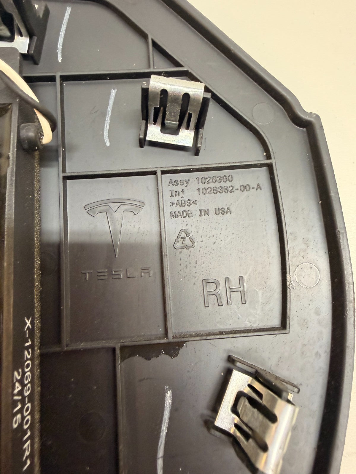 12-20 TESLA MODEL S FRONT RIGHT SIDE DASHBOARD COVER WITH SENSOR 1028362-00-A