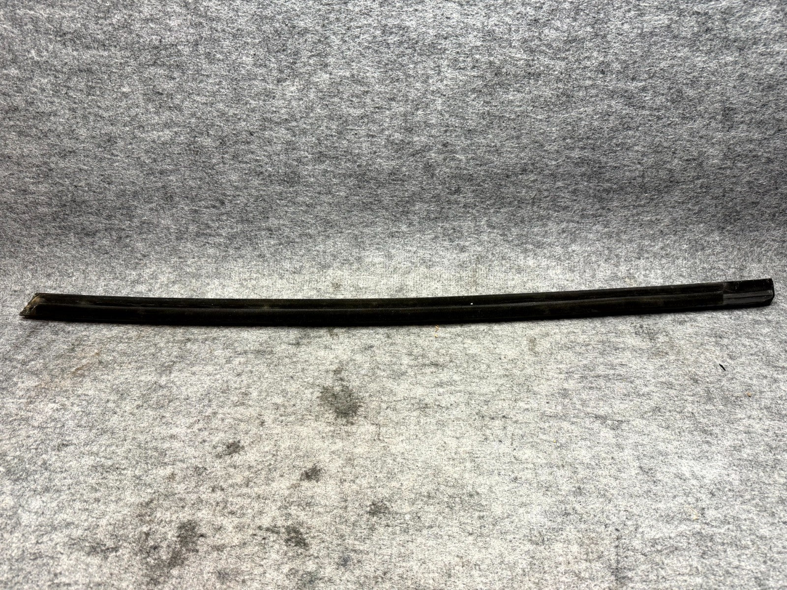 ♦️17-23 TESLA MODEL 3 FRONT RIGHT DOOR WINDOW OUTER BELT MOLDING OEM, 108068401I