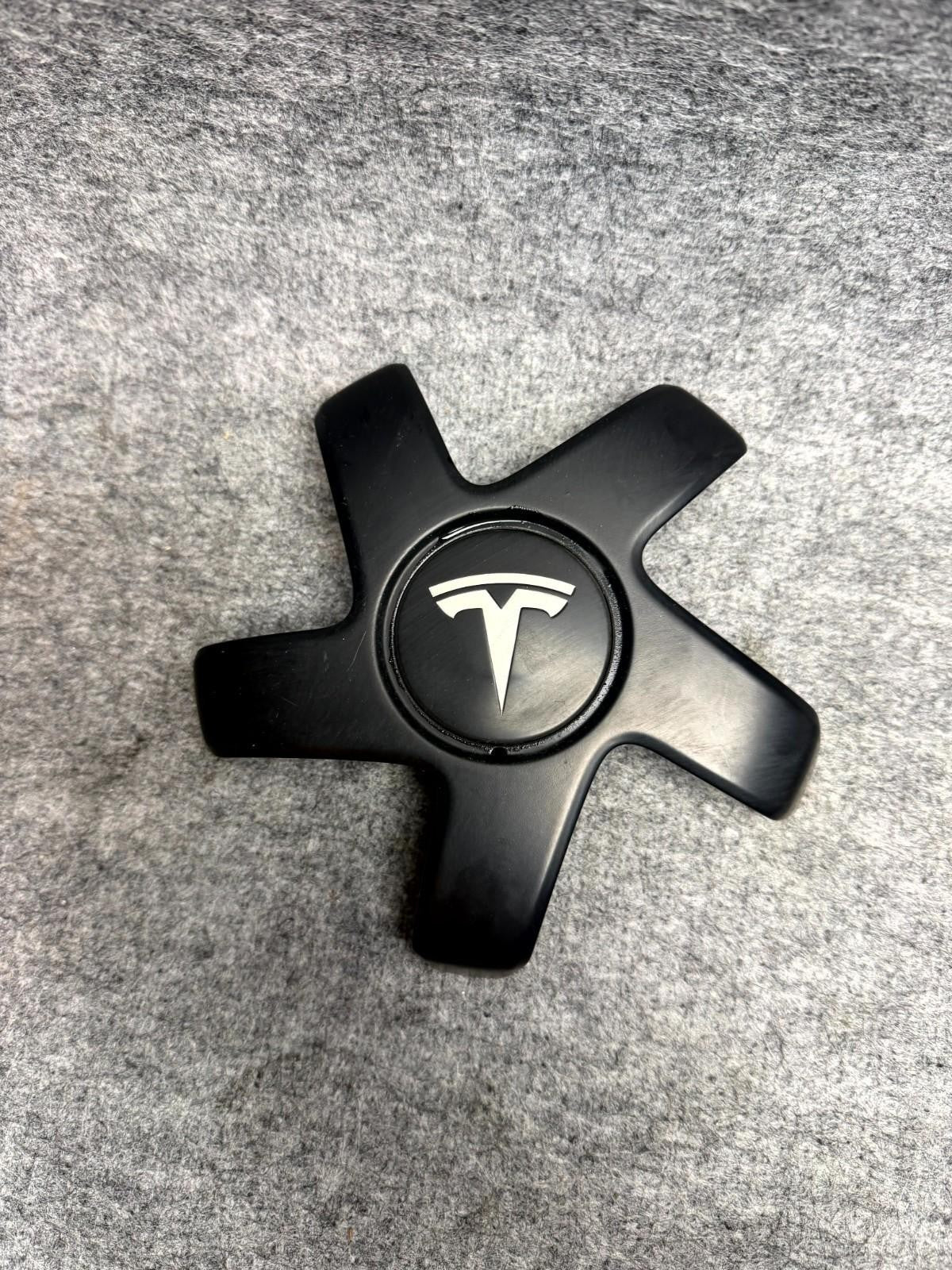 ♦️ 2017 - 2023 TESLA MODEL 3 RIGHT SIDE WHEEL CENTER CAP BLACK OEM, 1044234-00-A