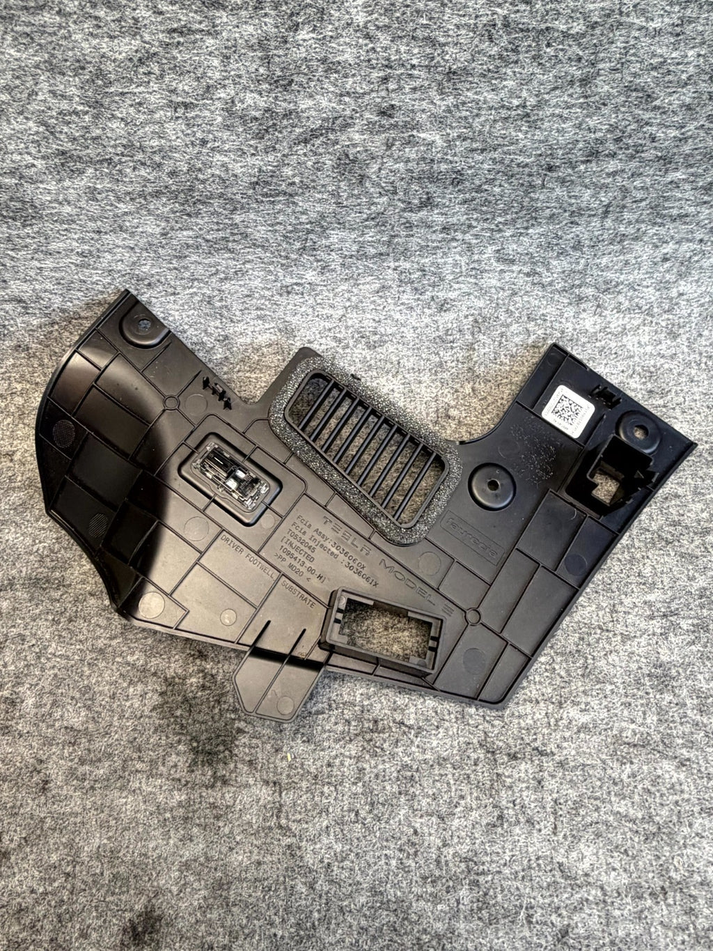 ♦️2017-2023 TESLA MODEL 3 LEFT LOWER DASHBOARD DRIVER FOOTWELL OEM, 1095413-00-H