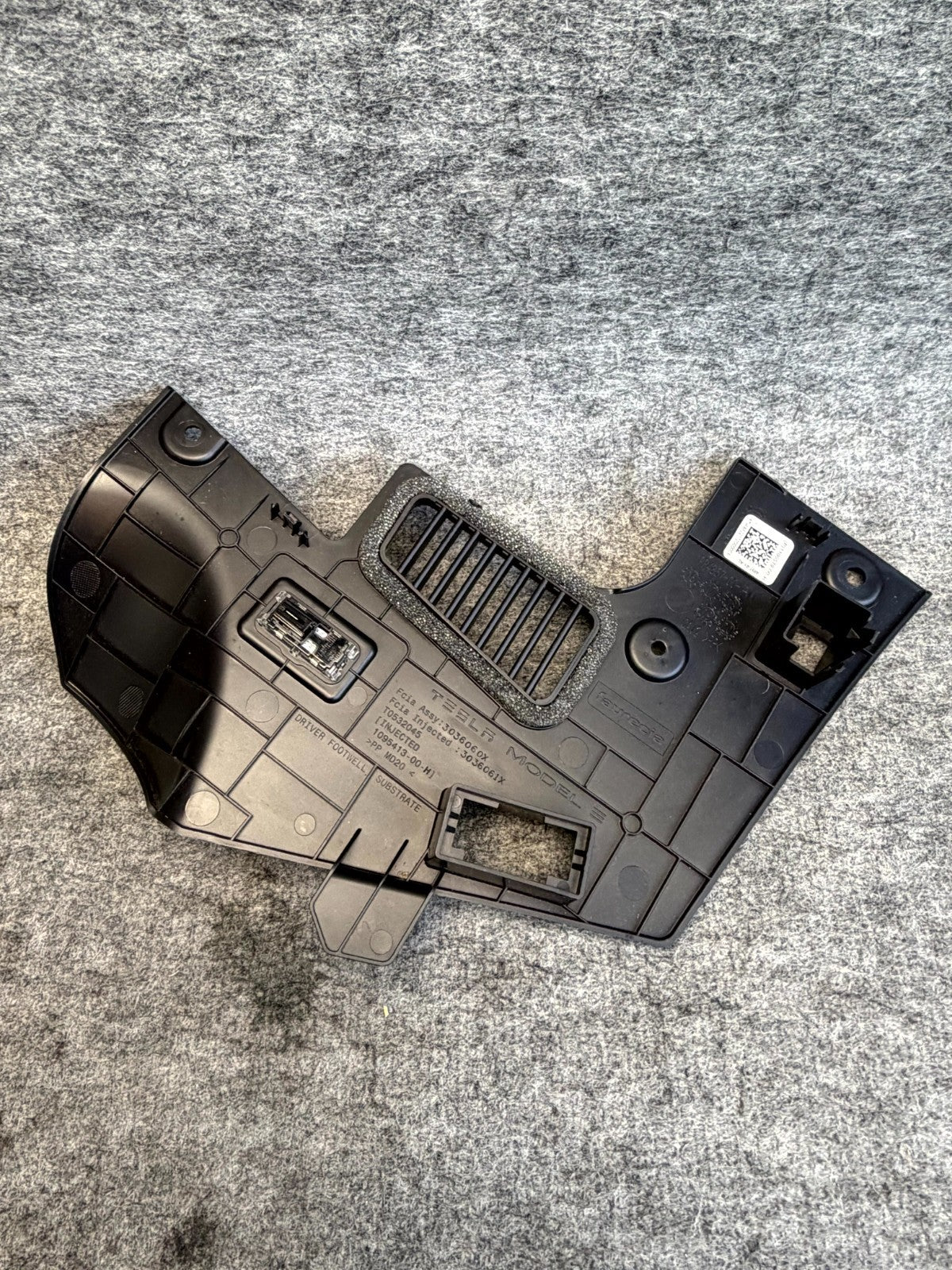 ♦️2017-2023 TESLA MODEL 3 LEFT LOWER DASHBOARD DRIVER FOOTWELL OEM, 1095413-00-H
