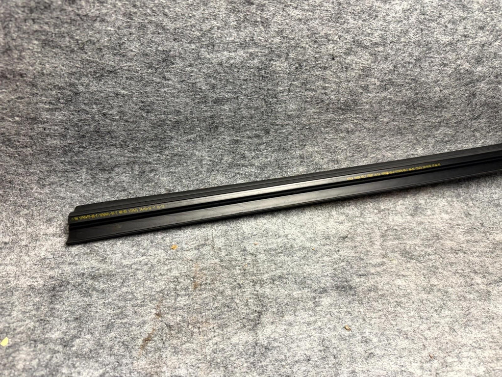♦️17-23 TESLA MODEL 3 FRONT LH / RH DOOR WINDOW WEATHERSTRIP SEAL OEM 109049500E