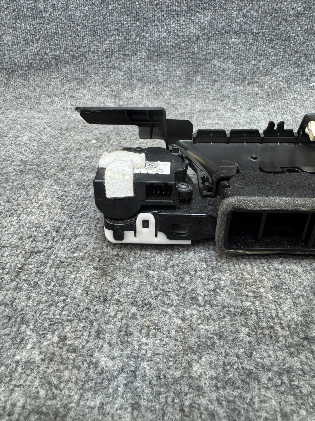 2017 – 2023 TESLA MODEL 3 RIGHT DASH HEATER LOWER AIR VENT GRILLE OEM 108332500F