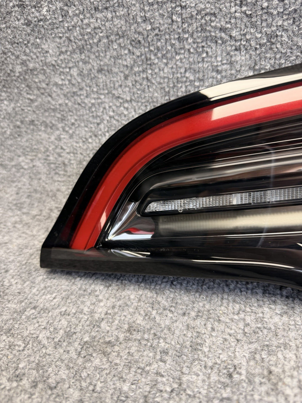 17 - 23 TESLA MODEL 3 Y REAR RIGHT  TAILLIGHT LAMP OEM, 1502089-00-B 4 Pin