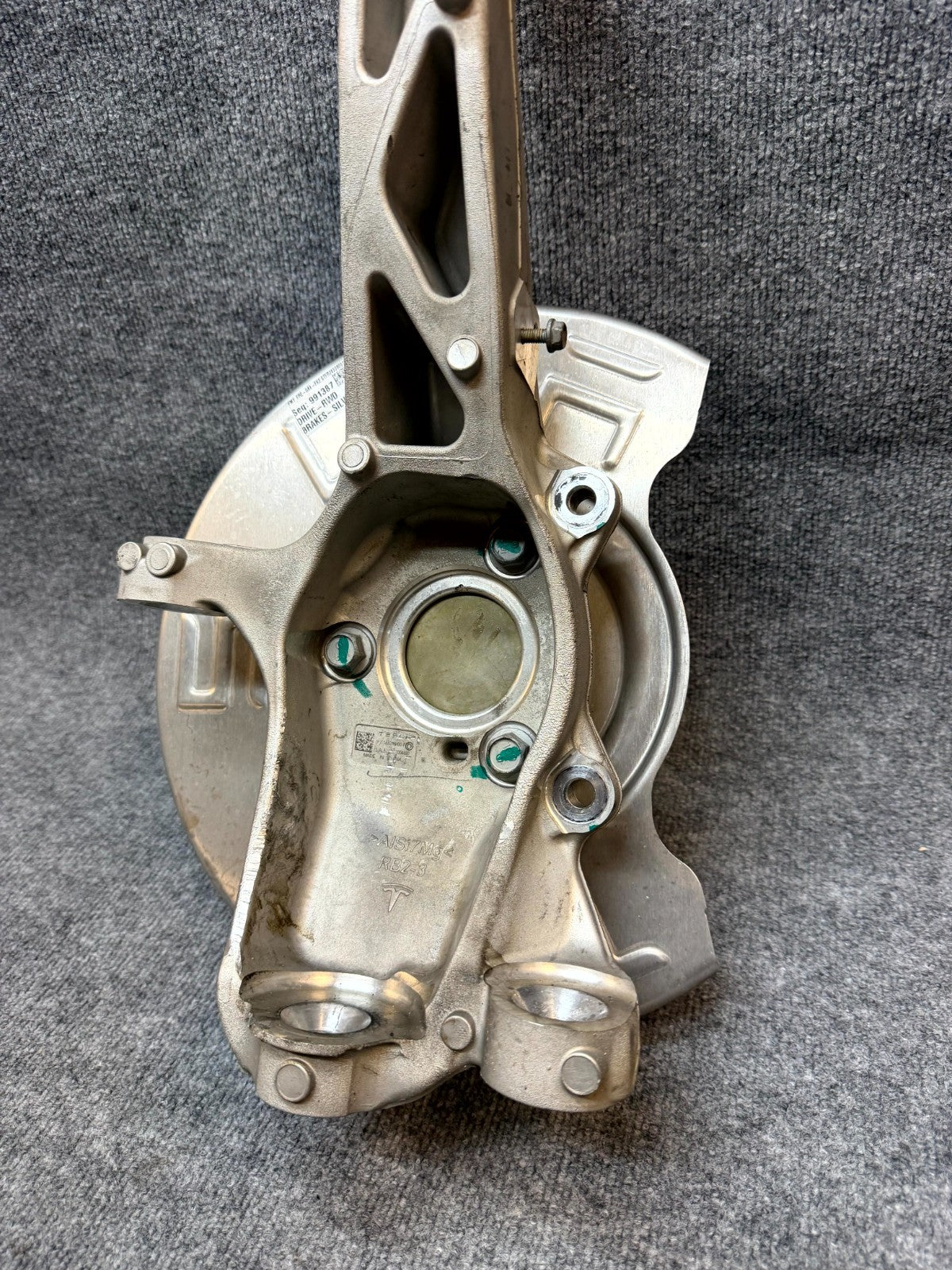 2020-2024 TESLA MODEL Y FRONT RIGHT SPINDLE KNUCKLE HUB & SHIELD OEM, 118831100F