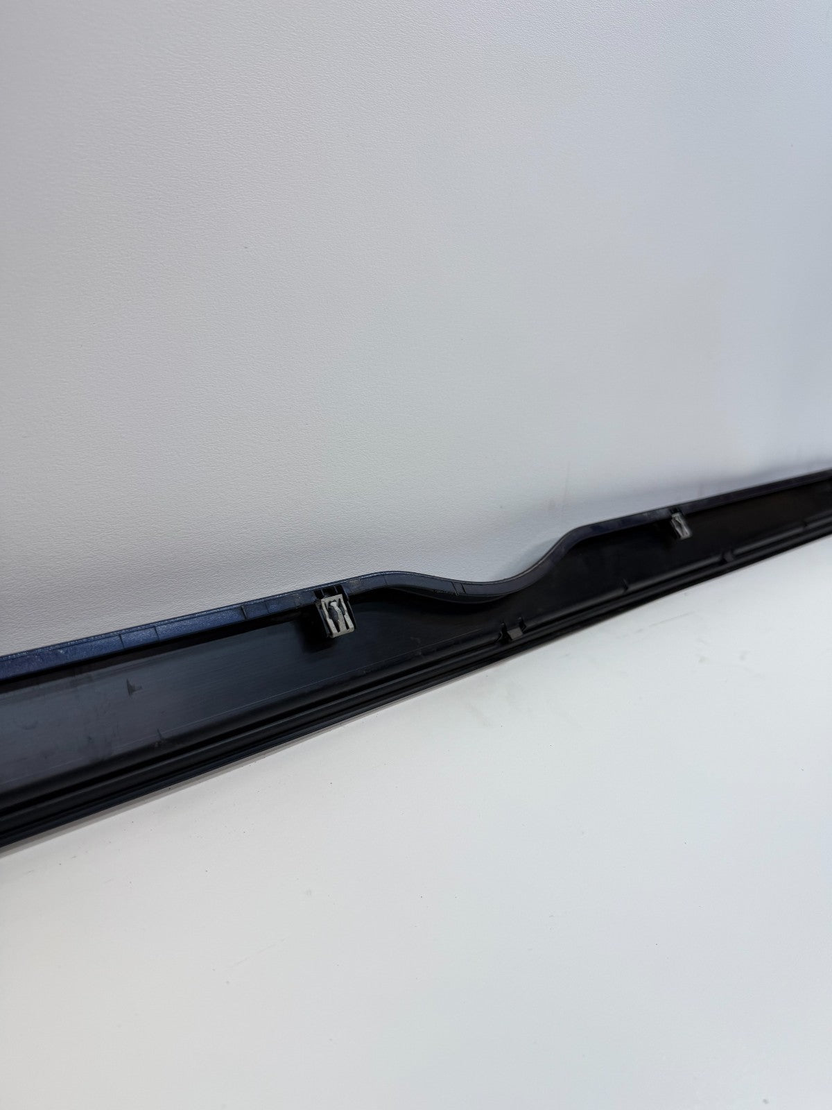 12-20 Tesla Model S Right Pasenger Rocker Panel Scuff Plate Molding 1012217-00-G