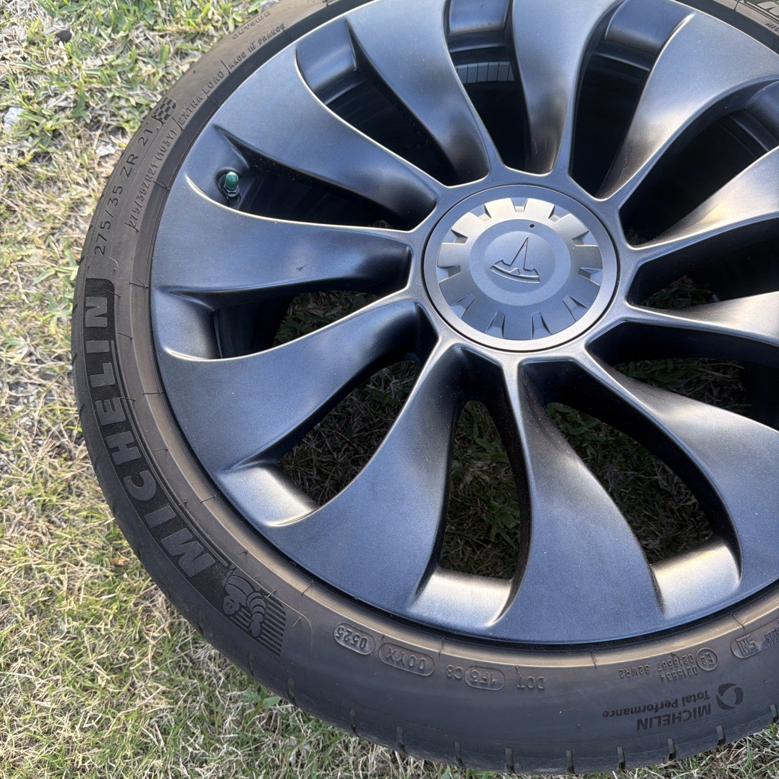 20-25 Tesla Model Y PERFORMANCE OEM 21" FRONT Wheel And Tire