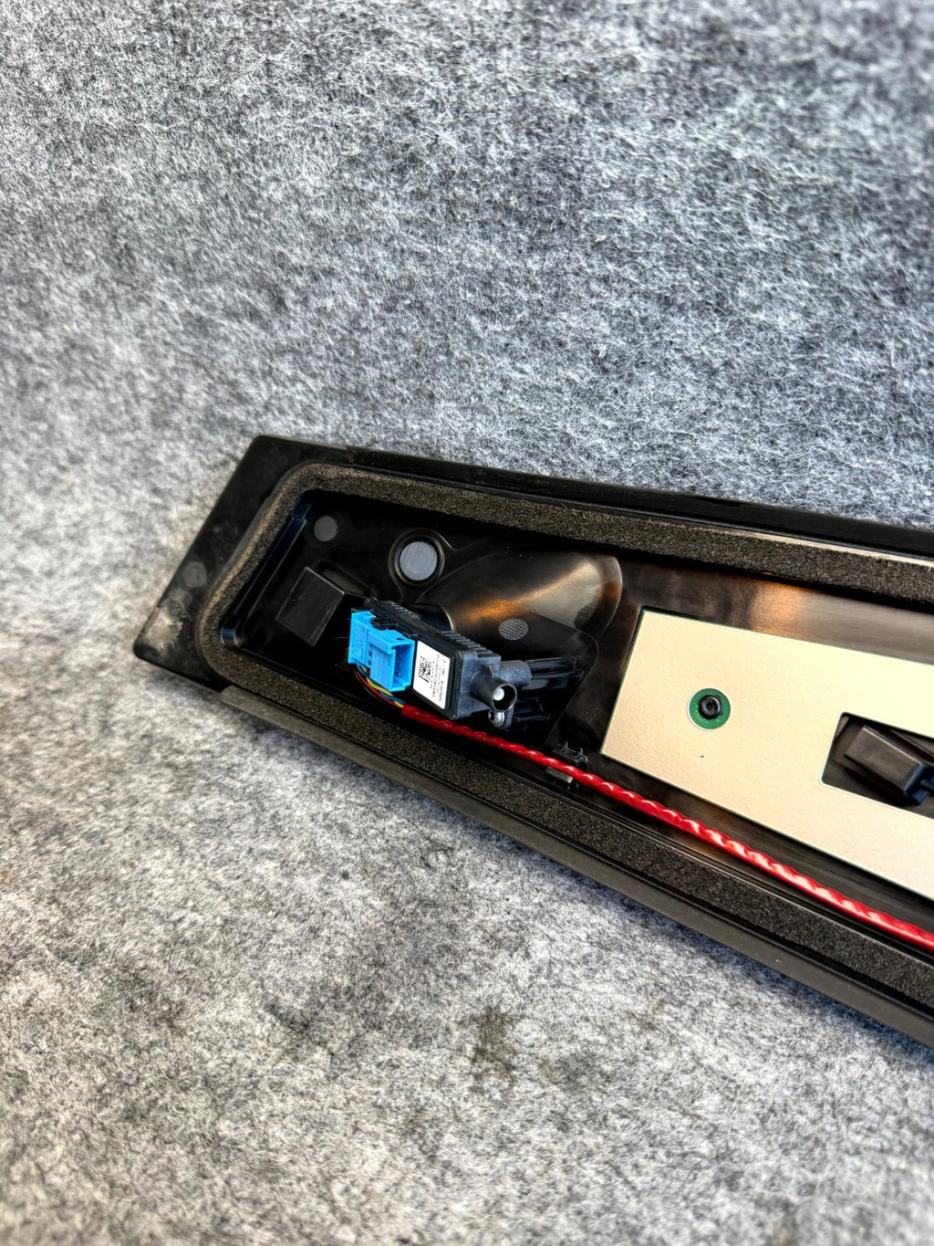 ♦️2017–2023 TESLA MODEL 3 LEFT SIDE B PILLAR APPLIQUE MOLDING OEM, 1098349-00-G