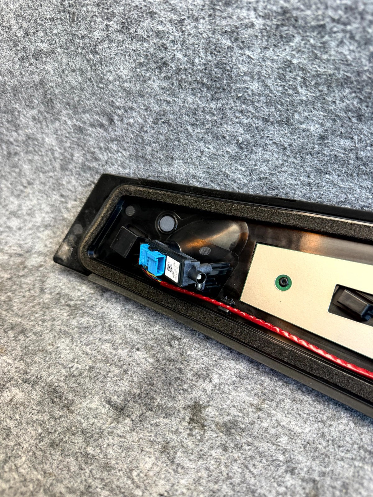 ♦️2017–2023 TESLA MODEL 3 LEFT SIDE B PILLAR APPLIQUE MOLDING OEM, 1098349-00-G