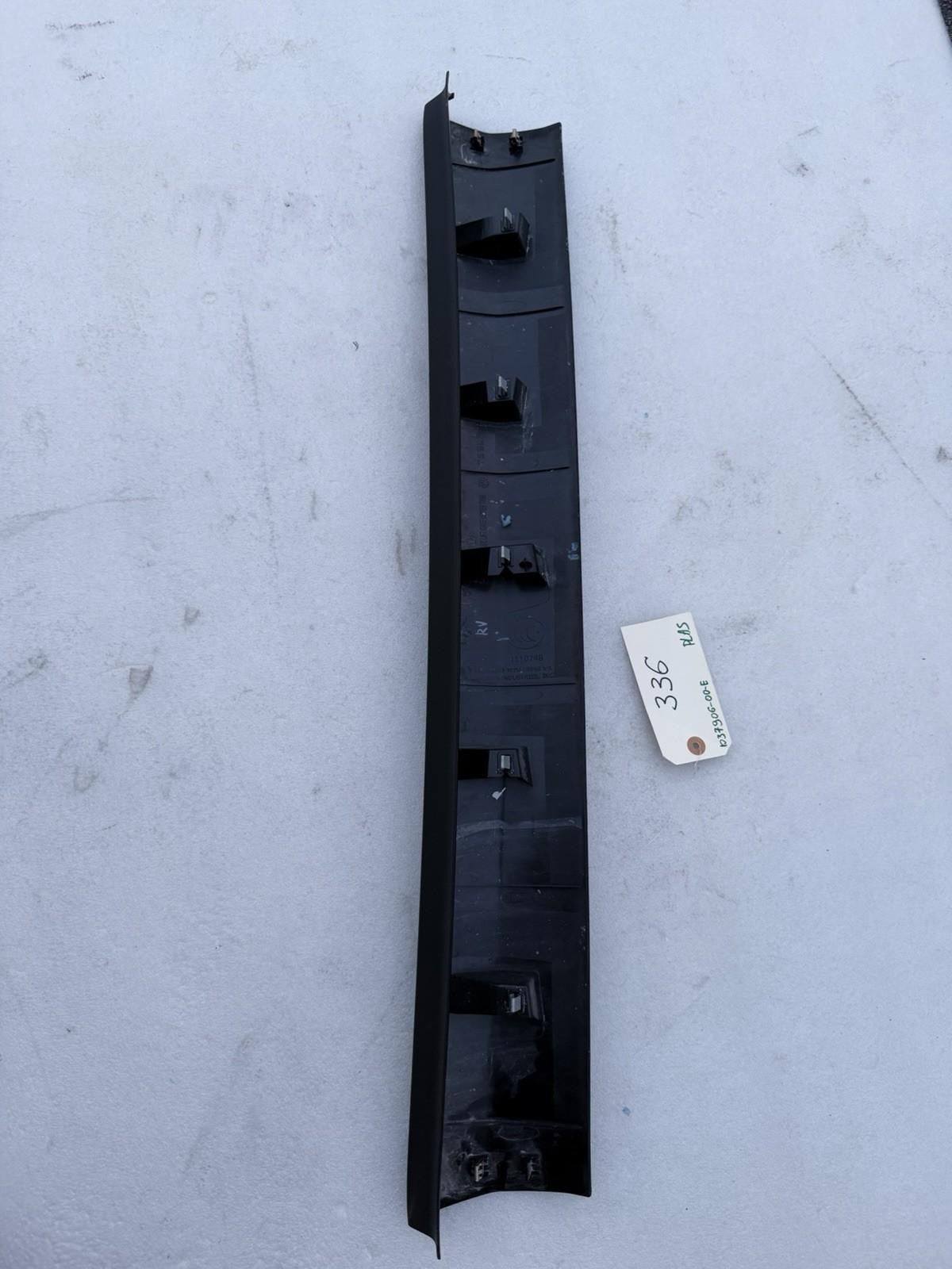 ♦️2016 - 2020 TESLA MODEL X REAR TAILGATE UPPER TRIM MOLDING OEM, 1037906-00-E